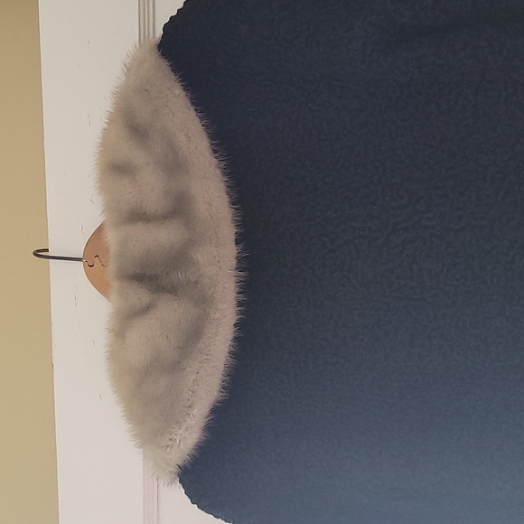 Eaton's persian lamb coat , with mink collar - Picture 9 of 13